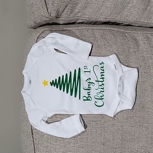 White long sleeve "Baby's 1st Christmas" Onesie Size 6-9 months